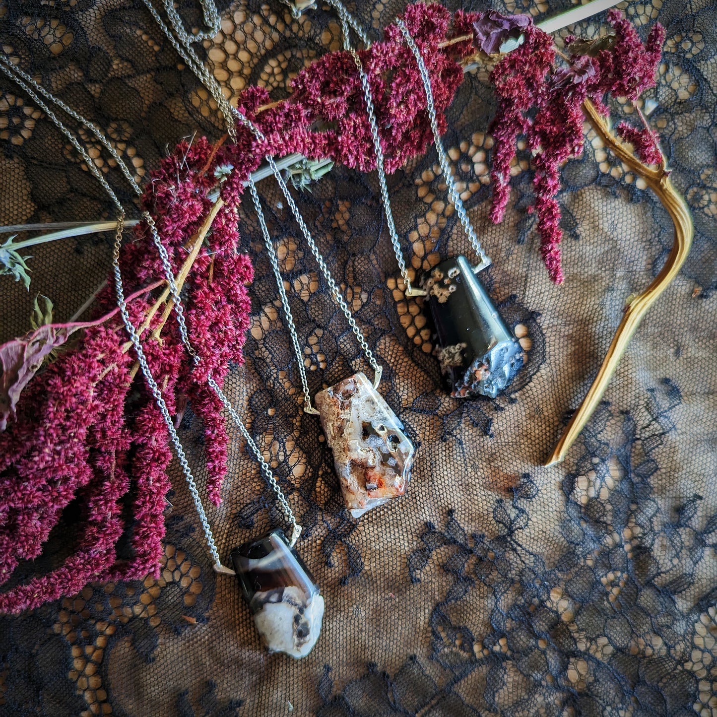 Black Flower Agate Bend Necklace
