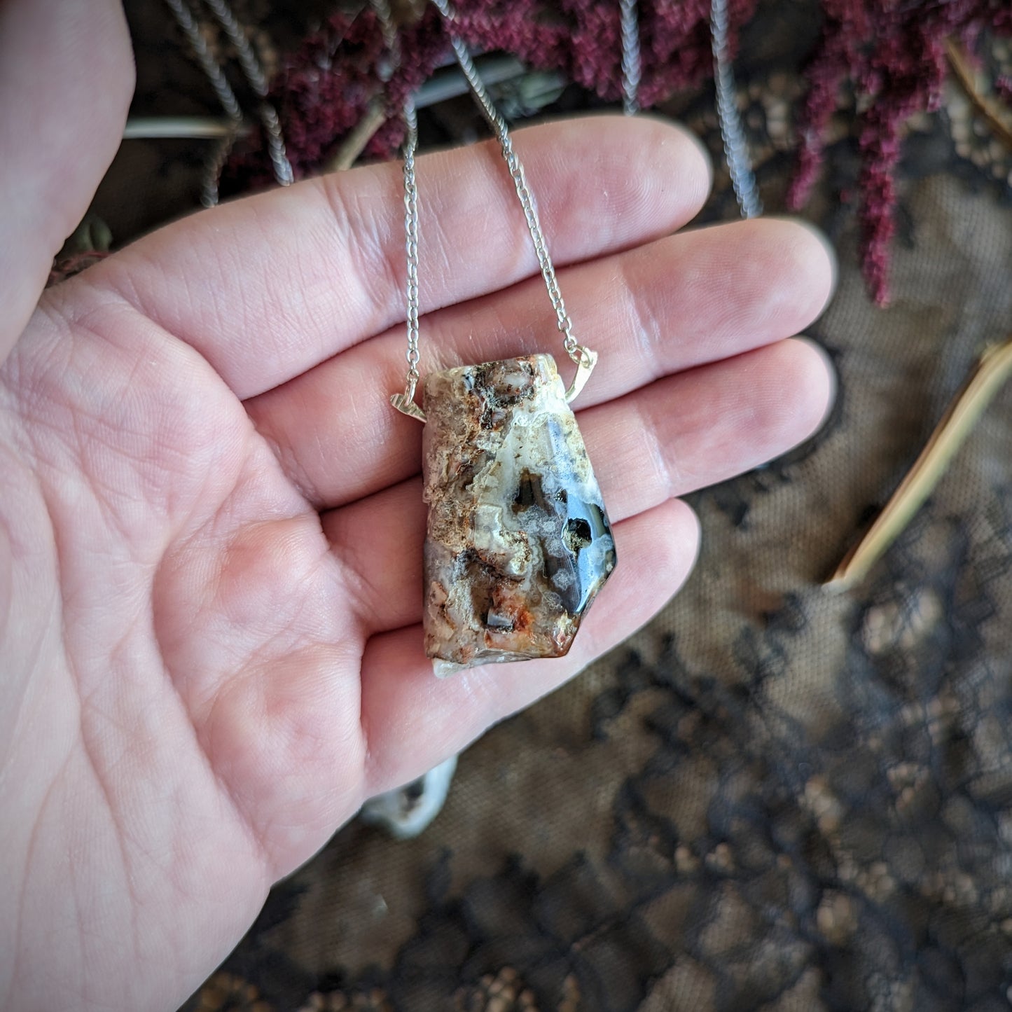 Black Flower Agate Bend Necklace